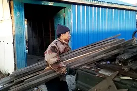 东北不让上山拉柴火，大叔把老房子拆了烧炉子，现在要保护森林！视频封面
