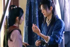 有翡未播：王一博被赵丽颖背走，腿长只能跟着走，用脚耕地太出戏图片