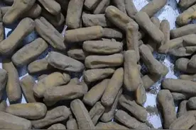 道真旧城农户都在制作的一样东西，全掉灰里了，你看还能吃吗？图片