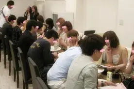 90后女生相亲：自己月薪3千，却期望男方“月入过万”，过分吗图片