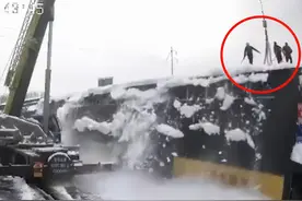 辽宁沈阳：工人房顶扫雪突遇雪崩，3人一瞬间被雪从房顶“冲走”图片