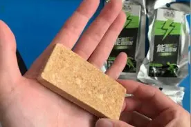 压缩饼干为何如此扛饿？网友用水泡后捞出，结果看傻眼了！图片