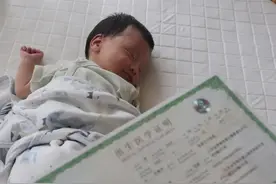 小宝宝出生后需要办理哪些证件及流程。图片