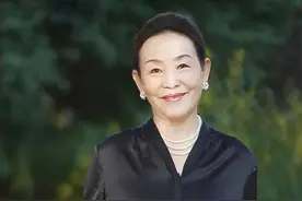 这才是50岁女人最美的打扮：“真丝衫+九分小脚裤”，优雅好精致图片