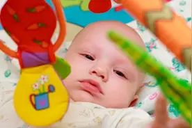 小马快跑育儿：一个月的宝宝早教有哪些方法呢？图片