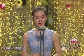 刘诗诗现场哭的稀里哗啦的，靳东急了：有人能给诗诗拿张纸吗？图片