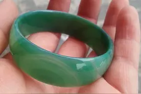 大妈多年前景区花36000买的翡翠玉镯，如今鉴定只值100元图片