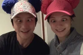 邓超孙俪挽手接孩子放学，甜蜜模样惹人羡，网友：难怪孩子那么甜图片