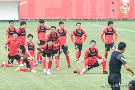 全员集结！国足上海集训首日开练 王大雷热聊颜骏凌图片