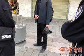 西安火车站附近又现强买强卖 男子被强行推销2200元中草药图片