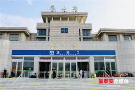 泰山火车站候车室门斗改造完成，临时进站通道关闭图片