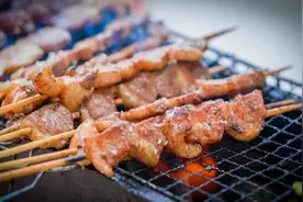 饭店倒闭，烤串师傅分享价值10万的猪肉串腌制配方，学不会可惜了图片