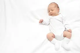 婴儿睡觉呼吸急促是怎么回事？图片