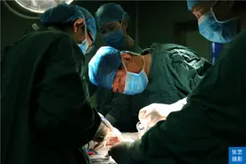 我是6旬军医，在手术台前站了半辈子，并用相机记录手术室战友图片