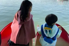 章子怡汪峰带娃出游，醒醒和弟弟开心玩闹超有爱，一家四口好幸福图片