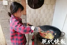 7岁女孩踩凳子炒菜，照顾患癌奶奶和5岁弟弟：我要快快长大，这样就不用踩凳子图片