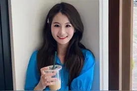 老山檀盘出玻璃底！00后小姐姐对手串有收集癖，笑起来甜掉牙图片