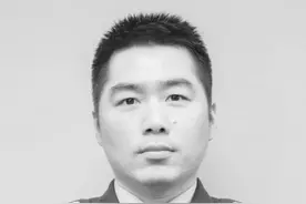 追忆上海金山大火牺牲消防员：为工作补全化工知识，被战友叫做“丰教授”图片