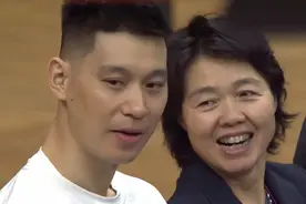 巨星待遇！林书豪现身京沪大战，与秦总热聊，身穿护腰为首钢助威图片