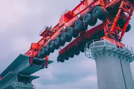 再次刷新世界纪录！中国造出千吨级架桥机，美国抱重金来求购图片