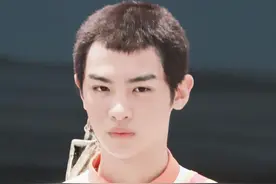 当红偶像黄明昊首挑战寸头造型，粉丝的尬吹换来路人的一句：一般图片