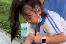 母亲带儿女体验生活，捡垃圾三小时换来2块钱，儿子情绪崩溃大哭图片