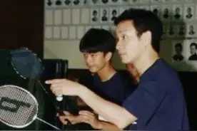 哥哥22年前旧照曝光，赴慈善活动打羽毛球，时隔多年依然帅气图片