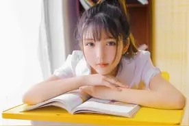 身穿校园制服的清纯学生妹,透露着青春少女的气息图片