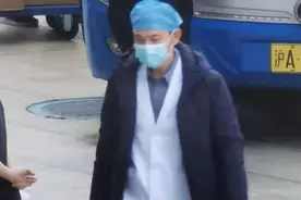 59岁刘德华现身拍新戏，面容憔悴身影佝偻，独身一人落寞显老态图片