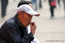 73岁大爷坦言：请保姆在家养老，就是一场无奈又无情的金钱交易图片