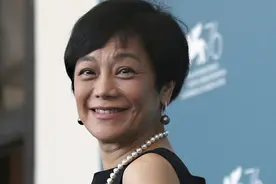 张艾嘉满脸皱纹却优雅如初，网友：60岁该有的样子，值得佩服图片