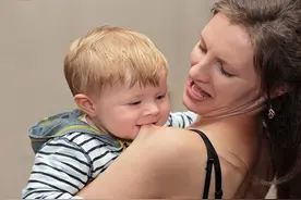 咬人、抓脸、拽头发，宝宝为什么这样对妈妈？原因真的很暖心图片