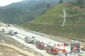 十堰三峡路全面进入水稳层铺设阶段 预计年底建成通车图片