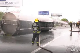 易燃易爆炸！油罐车意外爆胎翻车 消防：定期维护 做好预防图片