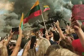 大规模抗议要求政府下台！要和中国掰手腕的立陶宛，乱成了一锅粥图片