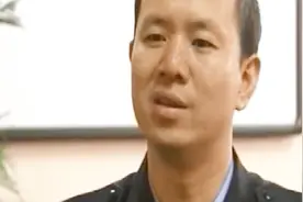 神秘男子晴天打伞 深夜出现在案发现场 监控中他有意用伞遮挡自己视频封面