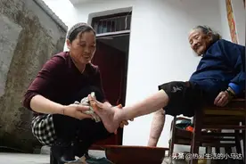 72岁老人直言：晚年不能自理时，花钱请保姆伺候，要比靠子女舒心图片