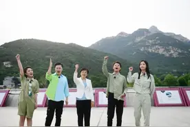山东卫视《寻声记》走进生态泰安 于毅、潘虹重新演绎《山东纵队进行曲》图片