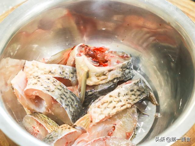 厨师长教你家常酱焖鱼，酱料比例详细，鲜美嫩滑，跟饭店一个味
