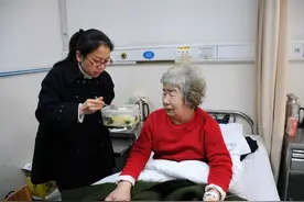 好儿媳，八年如一日，护理公公情操高尚，树一代新风受人称颂。图片