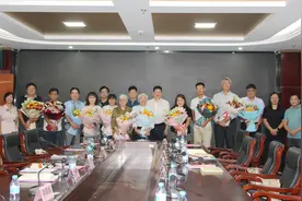 广西百色市委常委丘德彬到百色学院慰问台湾教师图片