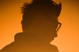 漠葛夕阳剪影客片欣赏 夕阳下 美女帅哥像一首赞美诗 美爆了图片