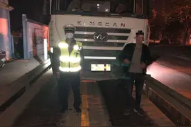 车轮印记引交警注意 一夜连扣八台超载货车图片