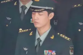 肖战《王牌》转场回北京，针织帽戴墨镜粉丝不敢认，穿得厚太机智图片