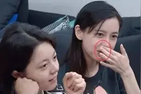 杨颖吃饭时用力“揉鼻子”，镜头放大10倍后，真假显而易见图片