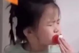 为让娃戒奶嘴，宝妈抹上臭豆腐，宝宝一脸疑惑：怎么臭臭的图片