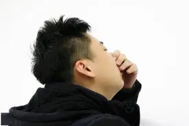 鼻毛为何总是“窜”出来，鼻毛过于的旺盛，到底是好事还是坏事？图片