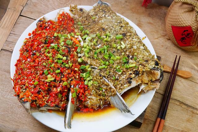 给年夜饭加道“剁椒鱼头”，学会3个窍门，鲜香不腥，不用去饭店