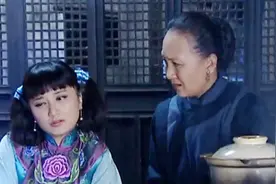 丫鬟让人给带回来泻药，骗赵妈肚子疼，竟然给二姨太放药里视频封面