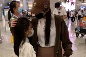 李小璐十一带女儿出游，轻抚甜馨脑袋说悄悄话，母女相处似闺蜜图片